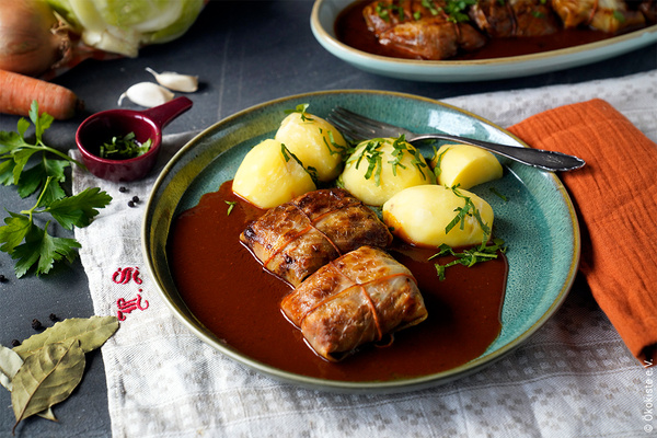 Vegane Kohlrouladen Mit Kartoffeln uns Soße auf dem Teller