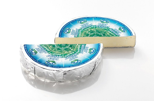 2 halbe Laibe Edler Weisser Brie auf weissem Untergrund