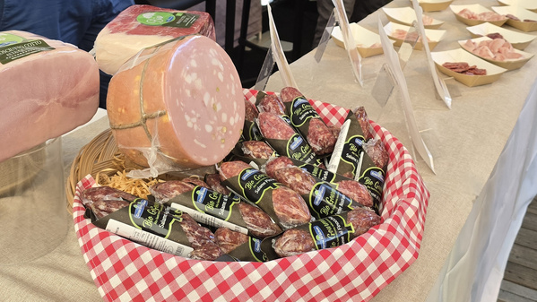 KI generiert: Korb mit verschiedenen Wurstsorten auf einem Tisch ausgestellt.