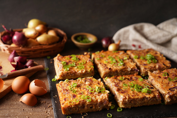 Zwiebelkuchenstücke auf einem Blech
