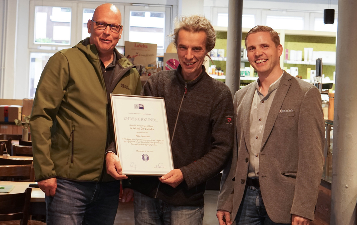 Felix bekommt eine Urkunde der IHK für 25 Jahre Grünland