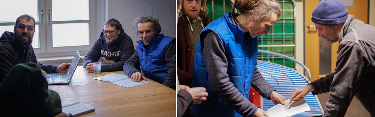 Das Bild zeigt zwei Szenen von Menschen bei einer Besprechung und einer technischen Kontrolle. Auf der linken Seite sitzen mehrere Personen an einem Tisch mit einem Laptop und Papieren, während auf der rechten Seite zwei Personen ein Dokument neben einer Maschine überprüfen.