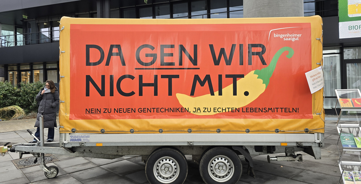 KI generiert: Anhänger mit Banner gegen Gentechnik: "DA GEN WIR NICHT MIT! NEIN ZU NEUEN GENTECHNIKEN, JA ZU ECHTEN LEBENSMITTELN!"
