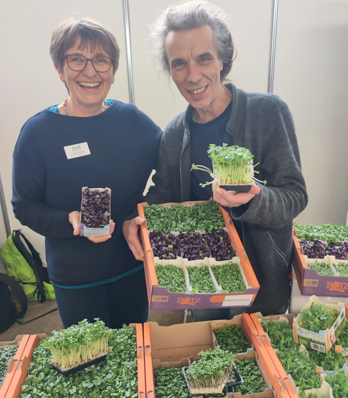 Angela Stoldt von Grell und Felix vom Grünland freuen sich über große Auswahl an Microgreens und halten die Schalen hoch