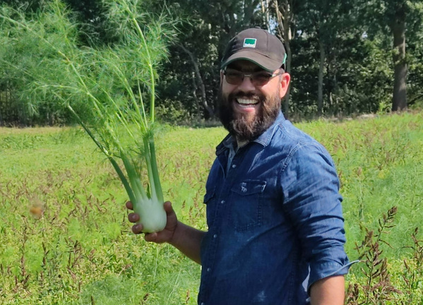 Aram vom Biolandhof Mammoissel mit einem frisch geernteten Fenchel