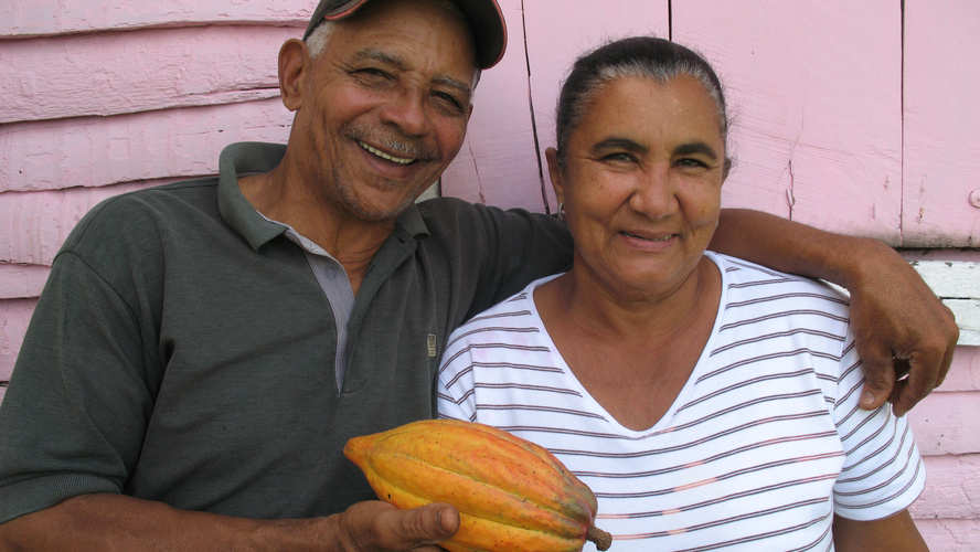 Älteres Farmerpaar aus Südamerika mit Kakaofrucht in der Hand