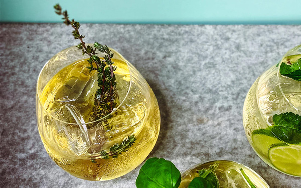 Bildkomposition Spritz mit Hollala-Sirup und Kräutern