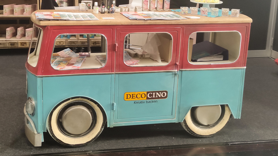 Holzauto als Messestand-Tresen zweifarbig rot und blau