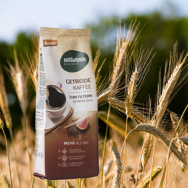 Bildkomposition Getreidekaffee von Naturata vor Getreideähren
