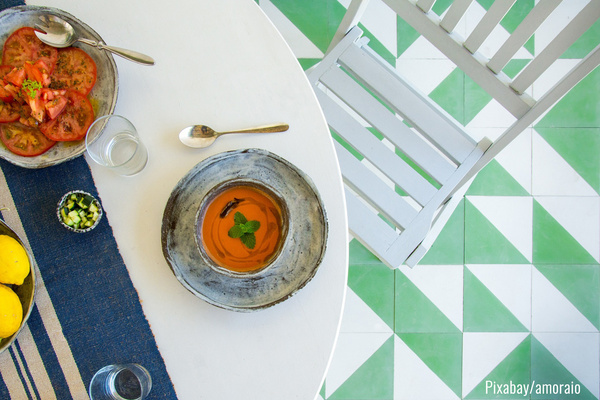 Ansicht von oben auf einen Terassentisch mit 