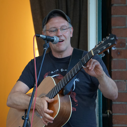 Musiker Jörg Bobrik mit gitarre