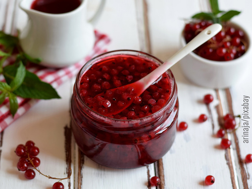 Geöffnetes Glas mit Johannisbeermarmelade