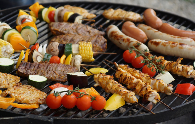 Grill mit verschiedenen Gemüse- und Fleischspießen