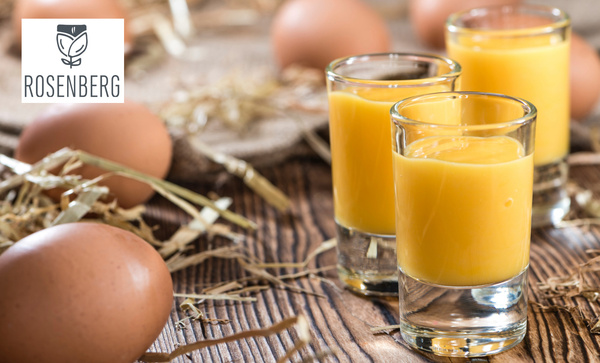 KI generiert: Eierlikör in Gläsern mit Eiern und Stroh. Text: "ROSENBERG".