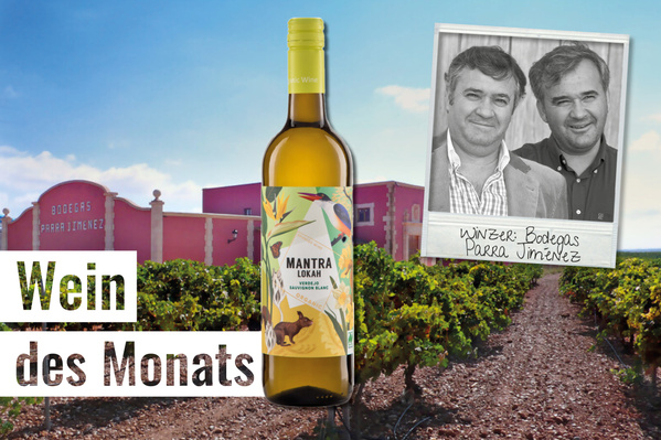 KI generiert: Weinflasche vor Weingut und Foto von Winzern. Text: "Wein des Monats" und "Mantra Lokah".