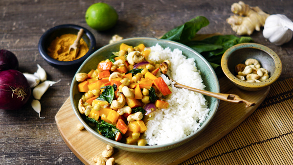 Teller mit Reis und Kürbiscurry