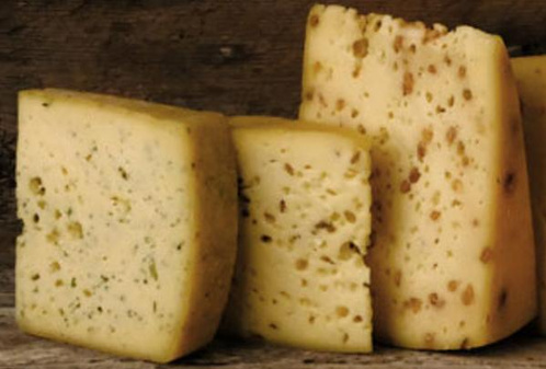 Käseauswahl vor Holzhintergrund