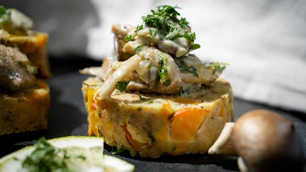 KI generiert: Eine Schüssel Paprikasuppe mit Sahne und Petersilie, umgeben von frischen Paprika und Brot.