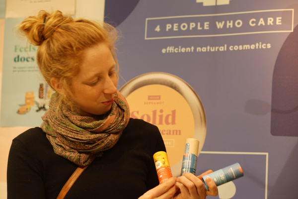 Marion begutachtet die verschiedenen Sorten der festen Sonnencreme