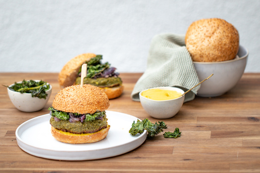 Rezeptbild für Grünkohl-Burger mit karamellisierten Zwiebeln