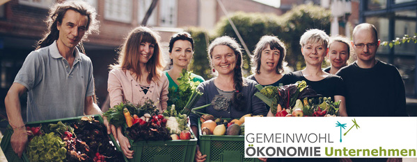 Teambild Grünland mit Biokisten und Gemeinwohlökonomie-Logo