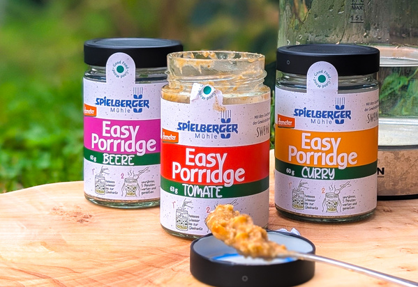 KI generiert: Drei Gläser Spielberger Easy Porridge in den Sorten Beere, Tomate und Curry.