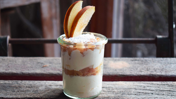 Ein Glas mit Bratapfel-Dessert