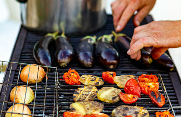 KI generiert: Eine Person hält eine grüne Kiste voller frischem Spinat.