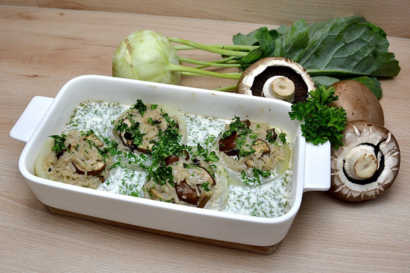 KI generiert: Gefüllter Kohlrabi in Auflaufform mit Pilzen, dekoriert mit frischen Kräutern.