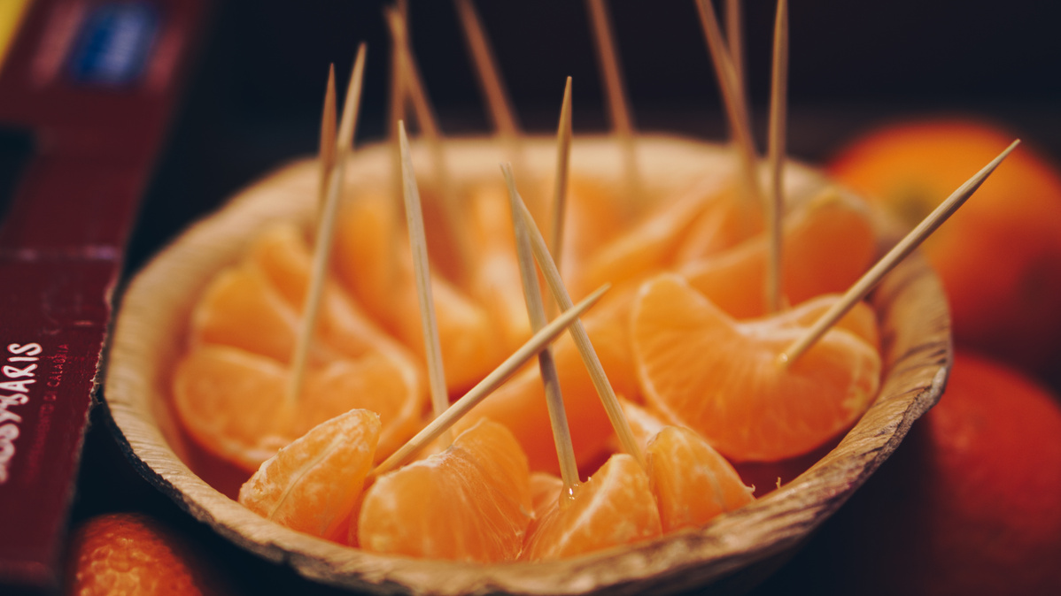 Biosybaris Clementinenschnitze zum Probieren in Holzschale