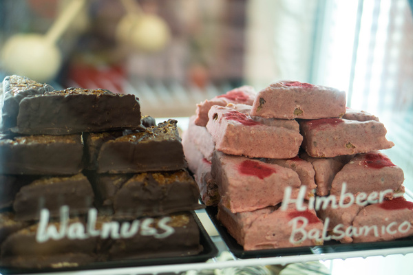 Grünland Bio Lieferant Meister Küfner Nussecken Team