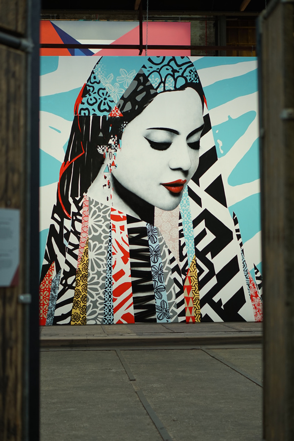 Ausstellungsobjekt Street Art Museum Amsterdam Frauenporträt mit Schleier