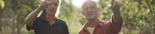 Grünland Menschen in Apfelplantage