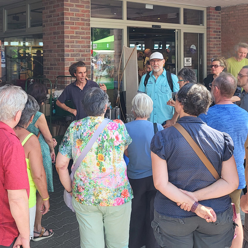 Grünlandfest Felix hält Vortrag vor Gästen zur Biokiste