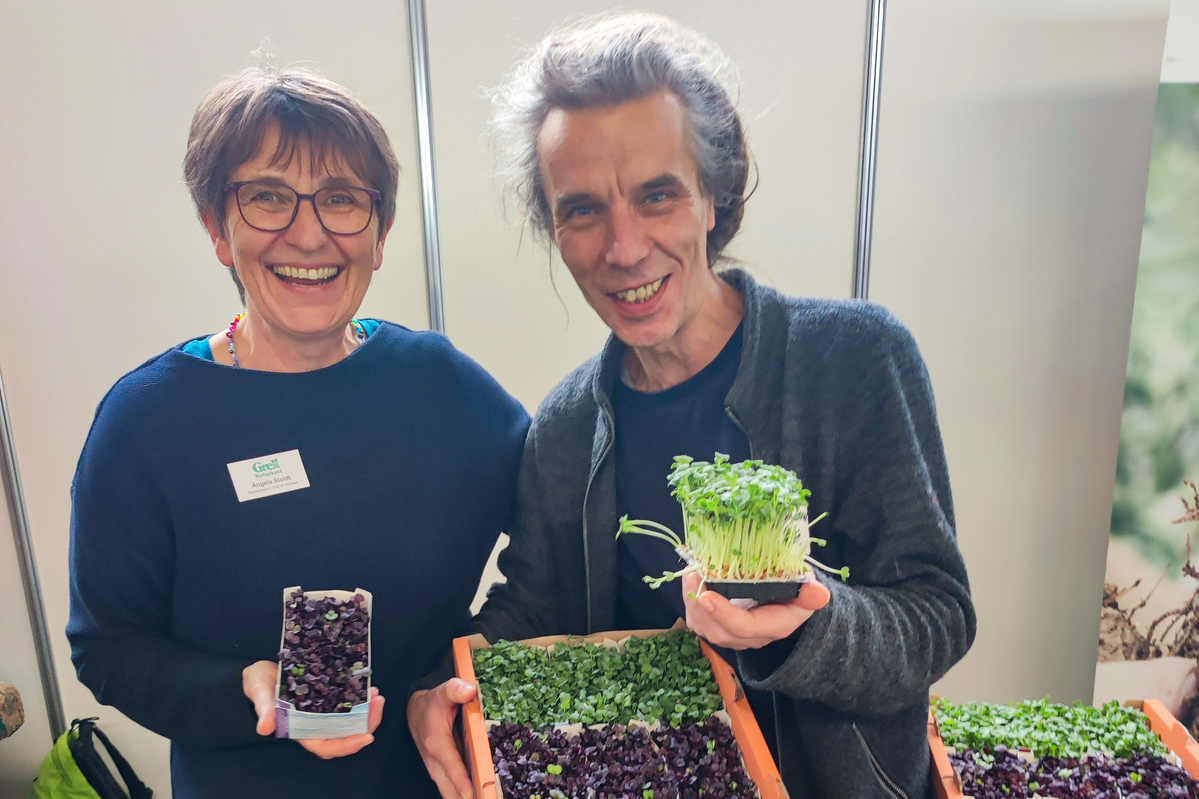 Angela Stoldt von Grell Naturkost und Felix präsentieren Kressesorten auf der Hausmesse