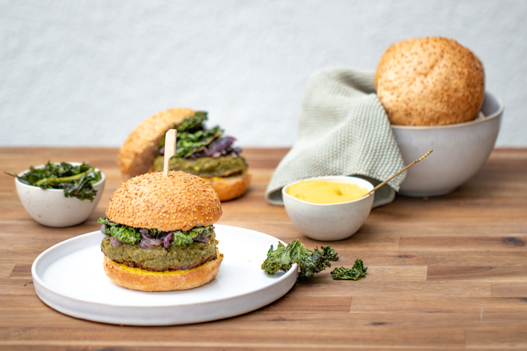 Rezeptbild für Grünkohl-Burger mit karamellisierten Zwiebeln