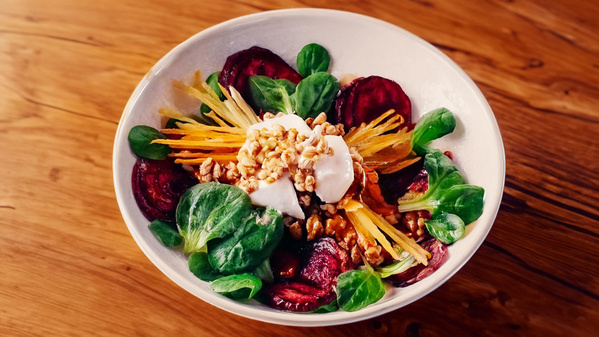 Salad-Bowl mit Rote Bete, Ziegenfrischkäse und Feldsalat
