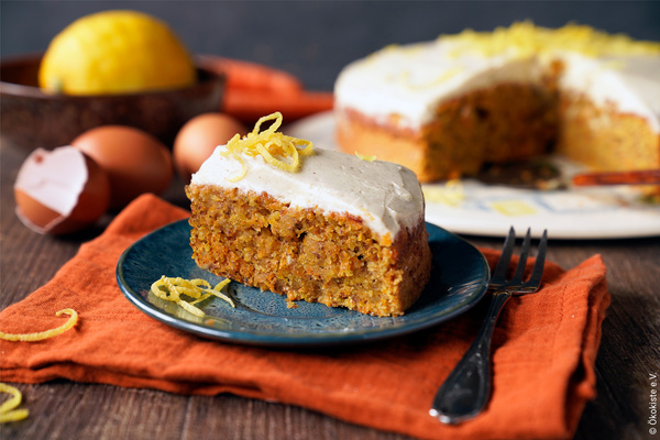 Möhrenkuchen mit Zitronenfrosting auf Keramikteller