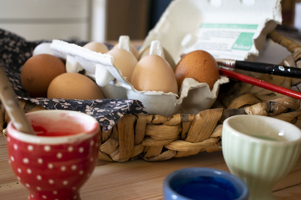 Ostereier werden bunt gemacht, mit Pinsel und Farben