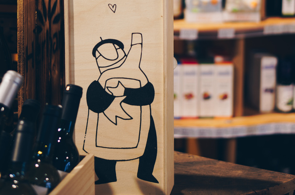 Künstlerisch gestaltete Weinverpackung