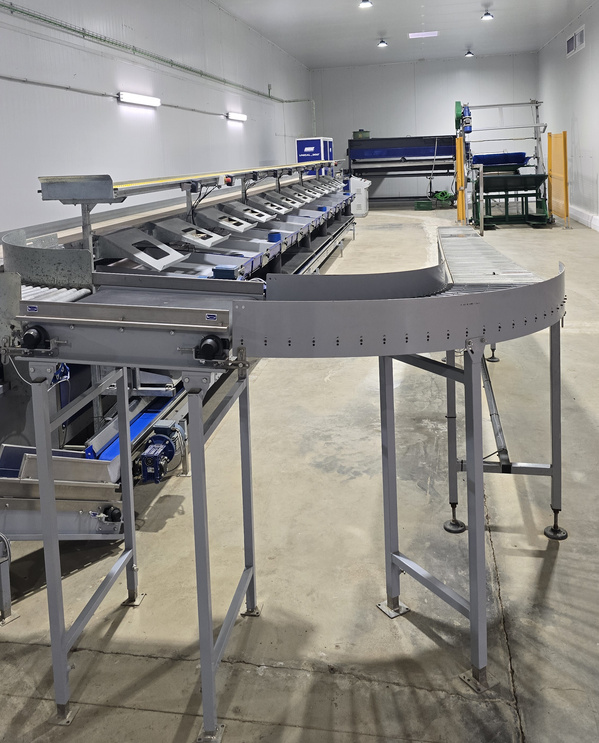 KI generiert: Ein moderner Raum mit Förderband- und Sortieranlage.