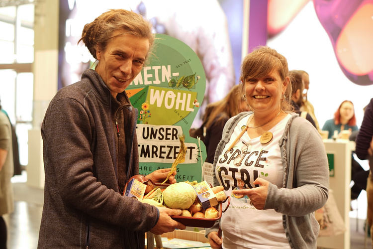 Felix besucht Claudia von Sonnentor am BIOFACH-Stand