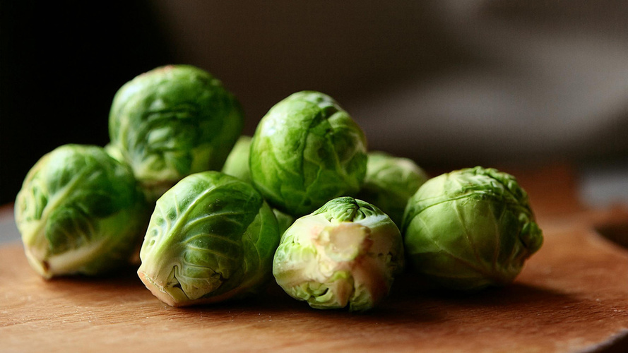 Rezeptbild für Lauwarmer Rosenkohlsalat mit Speck und Nüssen