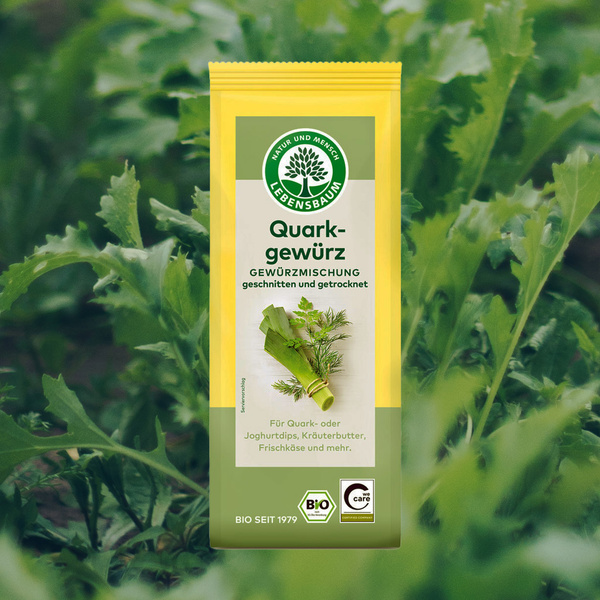 Bildkomposition Produkt Quarkgewürz von Lebensmbaum mit Salat im Hintergrund