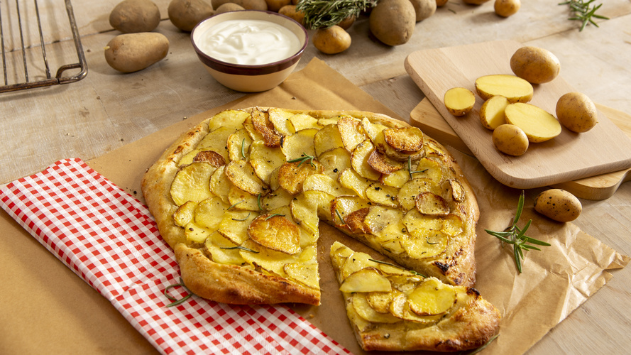 Rezeptbild für Kartoffelpizza mit Frischkäse und Rosmarin