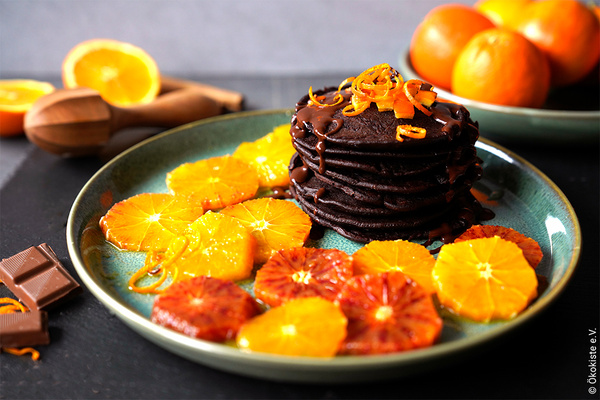 Schoko-Pancakes mit karamelisierten Orangen auf Keramikteller