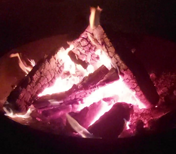 Wohlige Wärme an der Feuertonne