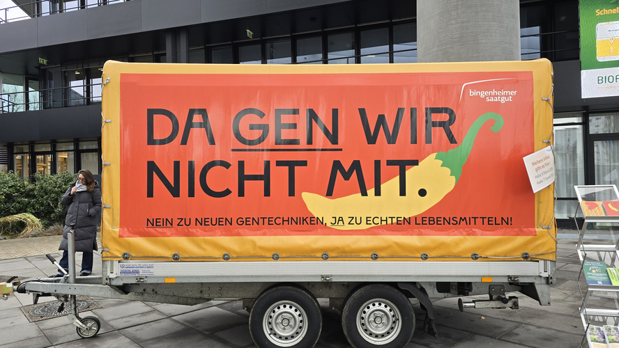 KI generiert: Ein Anhänger mit einem Banner. Text: "DA GEN WIR NICHT MIT. Nein zu neuen Gentechniken, ja zu echten Lebensmitteln!"
