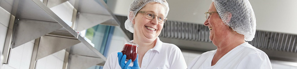 Grünland Bio Lieferant Team mit Produkt im Glas