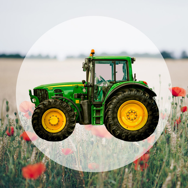 Bildkomposition Treckersymbol vor Feldrand mit Mohnblumen